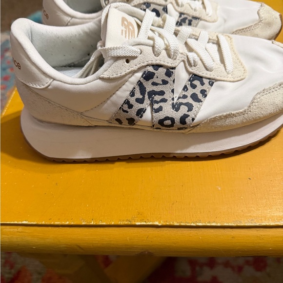 New Balance 237 sneakers in the "White/Leopard Print" - Picture 2 of 3